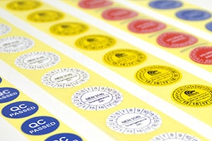 Keuringsstickers, inspectielabels en kalibratie-stickers bedrukt u allemaal met een labelprinter van Rebo. Volgens normen zoals NEN 3140 en met úw logo en/of gegevens. Leverbaar in diverse formaten, kleuren en kwaliteitssoorten.
